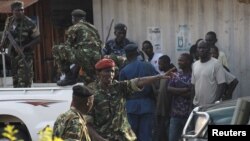 L’ex-ministre de la Défense, Cyrille Ndayirukiye, au centre, avec des présumés militaires putschistes à Bujumbura, Burundi, 13 mai 2015.