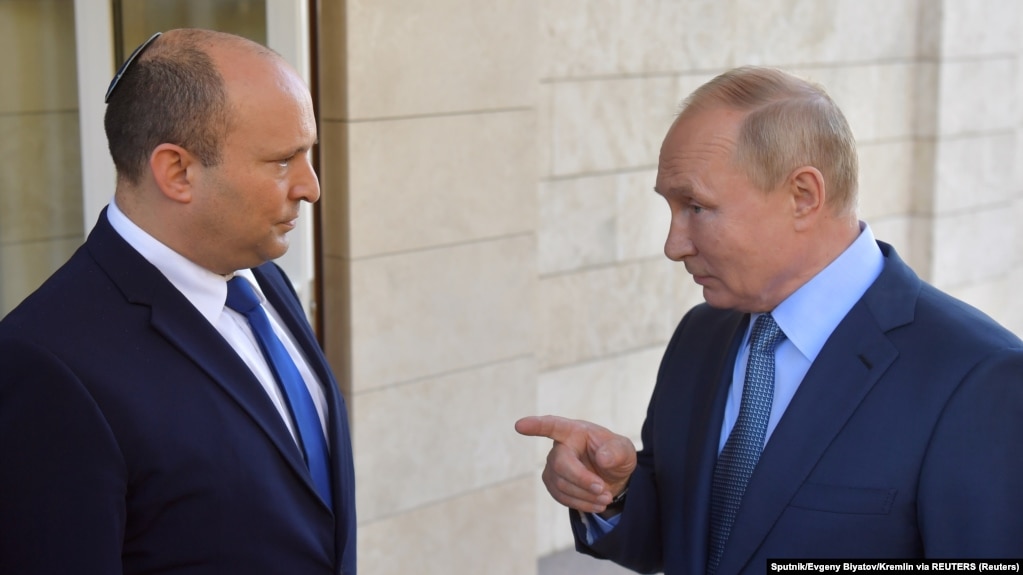 Presiden Rusia Vladimir Putin berbincang dengan Perdana Menteri Israel Naftali Bennett dalam pertemuan di Sochi, Rusia, 22 Oktober 2021. (Foto: Evgeny Biyatov/Sputnik via Reuters/arsip)
