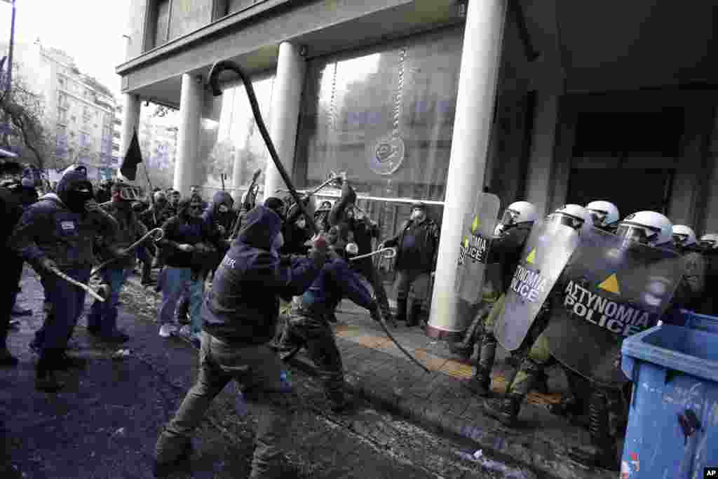 برخورد خشونت آمیز بین معترضان و پلیس ضد شورش در آتن یونان. معترضان کشاورز علیه افزایش مالیات و سهم تامین اجتماعی اعتراض دارند.