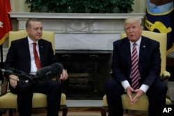 지난해 5월 미국을 방문한 레제프 타이이프 에르도안 터키 대통령(왼쪽)이 백악관에서 도널드 트럼프 미국 대통령과 대화하고 있다.