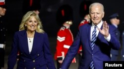 Presiden AS Joe Biden dan ibu negara Jill Biden tiba di bandara Cornwall, dekat Newquay, Inggris untuk menghadiri KTT G-7, Rabu (9/6). 