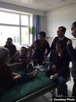 多名维权律师5月11日突破阻拦见到徐纯合的母亲 (网络图片)