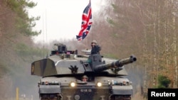 Британский танк Challenger 2 на маневрах (архивное фото) 