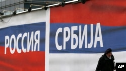 Arhiva - Plakat "Rusija Srbija", nasuprot Palate Srbija u Beogradu, 17. oktobra 2014.