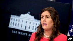 La secretaria de prensa de la Casa Blanca, Sarah Huckabee Sanders, indicó que el incidente revela mucho más sobre el dueño del restaurante que sobre ella. 