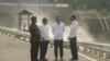 Presiden Joko Widodo, Gubernur Jabar Ridwan Kamil, Menteri PUPR Basuki Hadimuljono, dan Bupati Bandung Dadang Nasser di lokasi Terowongan Nanjung, Rabu (29/1) pagi. (Courtesy: Pemprov Jabar)