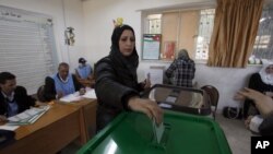 Phụ nữ đi bỏ phiếu tại một địa điểm bầu cử ở Al-Salt, ngày 23/1/2013. 