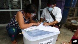 ရန်ကုန်မြို့မှာ အသက် ၆၀ အထက် လူကြီးများ မဲပေးကြတဲ့ မြင်ကွင်း။ (အောက်တိုဘာ ၂၉၊ ၂၀၂၀)