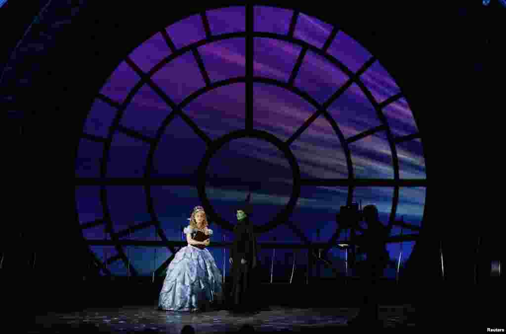 Actors Jennie Barber (left) and Christine Dwyer perform a scene from &quot;Wicked&quot; onstage during the American Theatre Wing&#39;s 68th annual Tony Awards at Radio City Music Hall in New York, June 8, 2014.