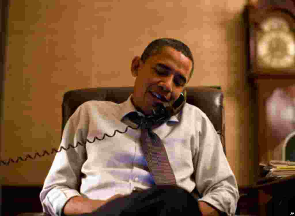 Madaxweyne Barack Obama oo habeenkii doorashada taleefon kula hadlaya John Boehner oo madax u ah mudanayaasha xisbiga Jamhuuriga ee aqalka wakiilada, Nov. 2, 2010.