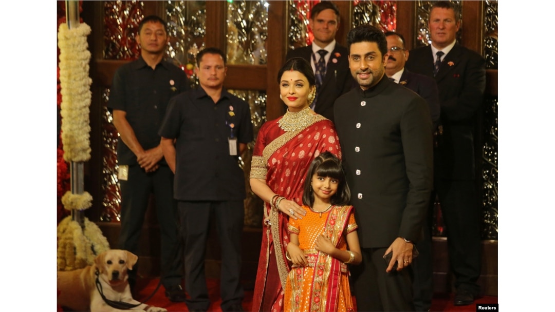 Aktor Abhishek Bachchan, istrinya aktris Aishwarya Rai dan anak perempuan mereka, Aaradhya, tiba di resepsi pernikahan putri Mukesh Ambani, orang terkaya di India, di Mumbai, India, 12 Desember 2018.