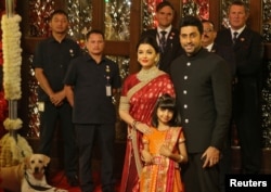 Aktor Abhishek Bachchan, istrinya aktris Aishwarya Rai dan anak perempuan mereka, Aaradhya, tiba di resepsi pernikahan putri Mukesh Ambani, orang terkaya di India, di Mumbai, India, 12 Desember 2018.