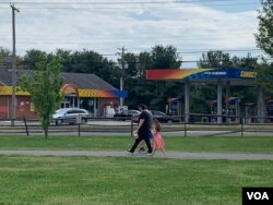 En pequeños grupos, residentes de Blackwood, New Jersey, regresaban a la nueva normalidad tras la apertura parcial de los parques.