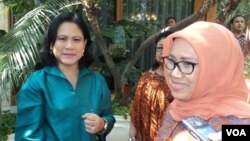 Istri pasangan capres-cawapres terpilih Jokowi-Jusuf Kalla, Iriana Jokowi dan Mufidah Kalla kompak belanja batik di Solo, 11 September 2014 (Foto: VOA/Yudha)