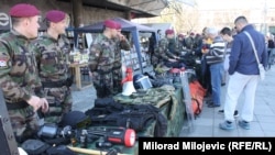 Policija na trgu Krajine u Banjaluci pokazuje opremljenost