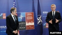 Menteri Luar Negeri AS Antony Blinken (kiri) dan Sekretaris Jenderal NATO Jens Stoltenberg berbicara kepada awak media di Riga, Latvia, pada 30 November 2021. (Foto: Reuters/Ints Kalnins)