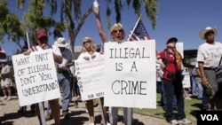 Miles de personas en Arizona salieron a las calles de las principales ciudades a protestar en contra o a favor de la ley migratoria SB 1070.