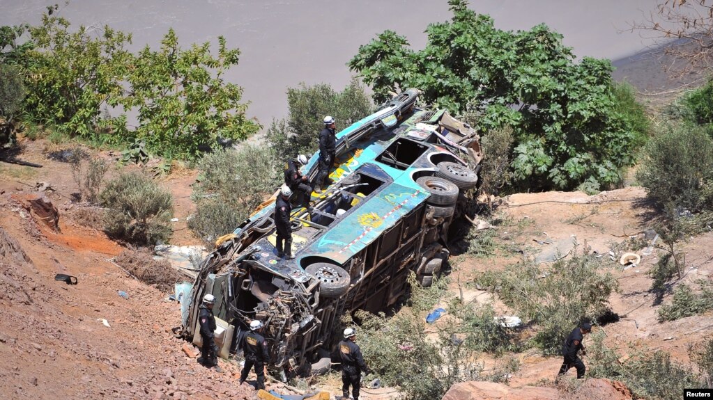 Los heridos fueron trasladados en helicópteros mientras las autoridades seguían en búsqueda de más cuerpos y heridos.