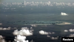 지난 5월 필리핀 군용기가 남중국해 상공에서 중국이 매립한 인공섬을 촬영했다. (자료사진)