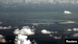菲律宾军机照片: 中国在南中国海的美济礁造岛