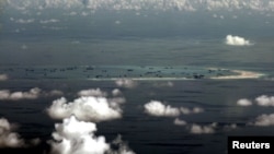 Reklamasi lahan yang diduga dilakukan oleh China di sebuah karang di Kepulauan Spratly di Laut China Selatan, sebelah barat Palawan, Filipina.