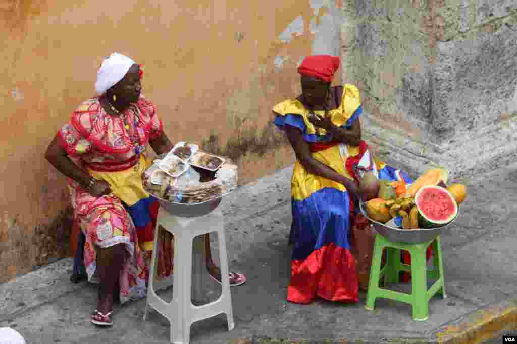 Vendedoras de frutas conversan en la Plaza de Santo Domingo en Cartagena.