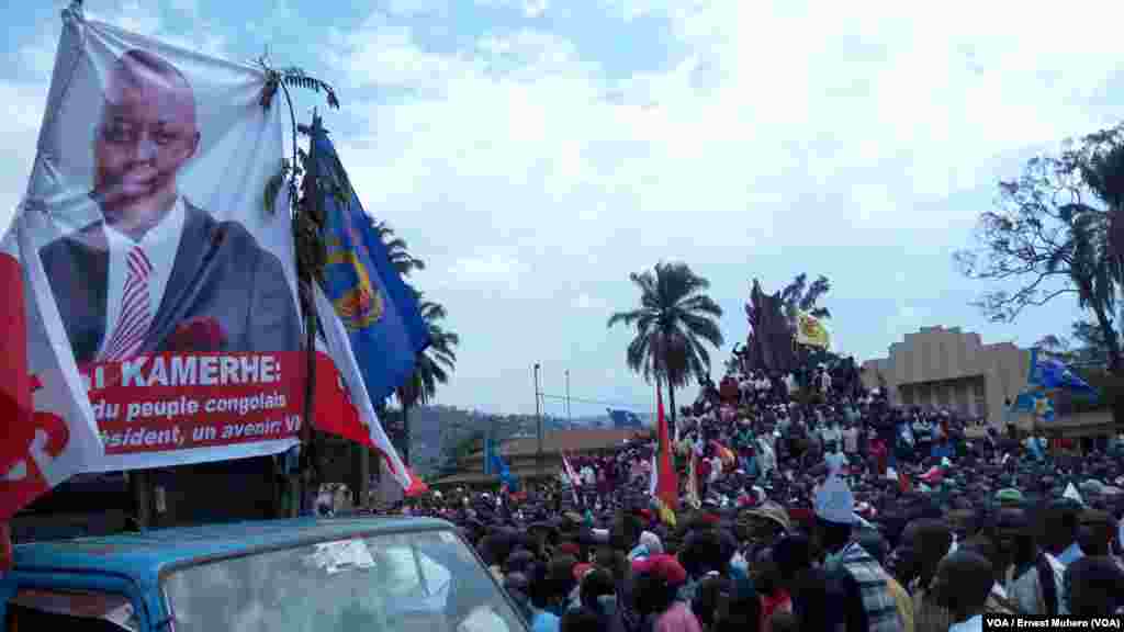 Des manifestants se sont massés devant une tribune improvisée sur un véhicule marqué à l&rsquo;effigie de l&rsquo;opposant Vital Kamerhe, à Bukavu, Sud-Kivu,le 26 mai 2016. VOA/Ernest Muhero