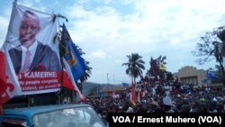 Des manifestants se sont massés devant une tribune improvisée sur un véhicule marqué à l’effigie de l’opposant Vital Kamerhe, à Bukavu, Sud-Kivu, 26 mai 2016. (VOA/ Ernest Muhero)