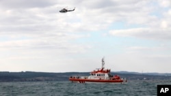 Kapal penjaga pantai Turki dan helikopter mencari korban yang selamat dari perahu migran yang karam di perairan lepas pantai Selat Bosphorus, Turki (Foto: dok). Sepuluh migran dilaporkan tenggelam di Laut Aegea, sabtu (30/1).