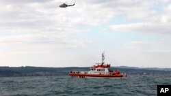 Pasukan penjaga pantai Turki berusaha mencari migran Afghanistan yang selamat, akibat perahu yang tenggelam di lepas pantai Turki, Senin (3/11).
