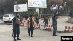 La policía afgana vigila el sitio de una explosión en Kabul, el 12 de noviembre de 2018.