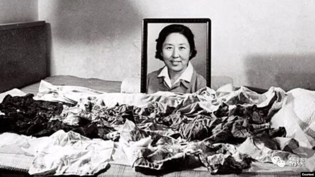 1966年8月6日，王晶垚用新买的相机拍摄了卞仲耘被打死时留下的血衣。（王友琴提供图片）(photo:VOA)