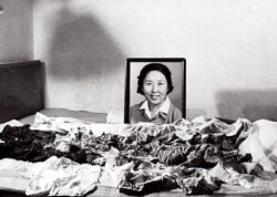 1966年8月6日，王晶垚用新买的相机拍摄了卞仲耘被打死时留下的血衣。（王友琴提供图片）