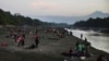 Los migrantes centroamericanos acampan en la costa mexicana del río Suchiate, en la frontera con Guatemala, cerca del volcán Tacana, cerca de Ciudad Hidalgo, México.