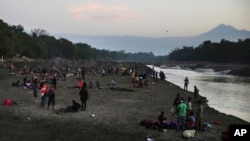 Los migrantes centroamericanos acampan en la costa mexicana del río Suchiate, en la frontera con Guatemala, cerca del volcán Tacana, cerca de Ciudad Hidalgo, México.