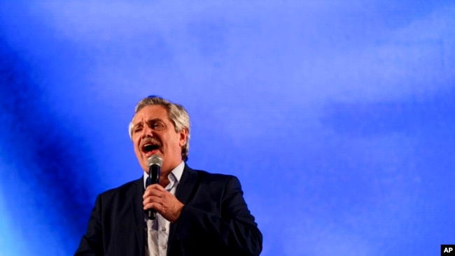 El candidato presidencial Alberto Fernández promete regresar a los programas populares del kirchnerismo en Argentina.