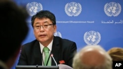 유엔주재 북한대표부 김인룡 차석대사가 13일 뉴욕 유엔본부에서 기자회견을 열었다.