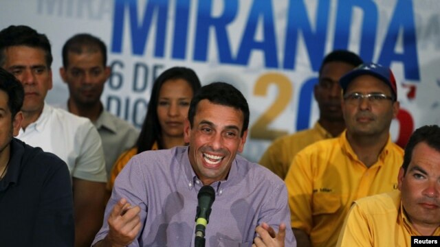 El líder opositor venezolano Henrique Capriles en conferencia de prensa en Caracas, un día después de que la oposición ganara una mayoría en la Asamblea Nacional en elecciones legislativas. 