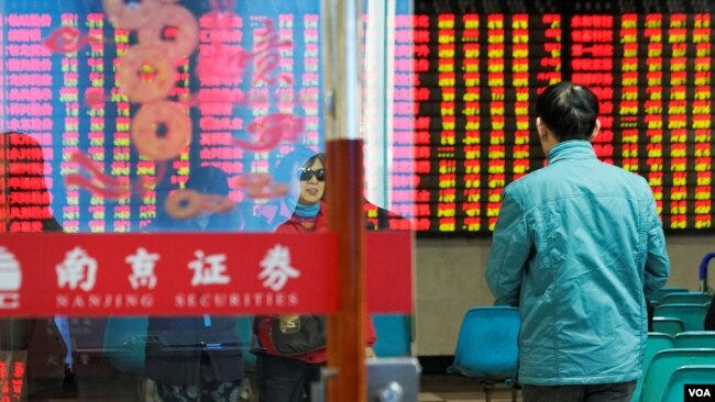 在中国江苏省南京市一名男子走进南京证券交易所。(2019年1月21日)