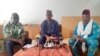 Des acteurs de la société civile lisant une déclaration demandant la libération de trois de leurs camarades arrêtés en mars, à Niamey, le 15 Juin 2020. (VOA/Abdoul Razak Idrissa)