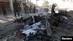 索馬里總統府遇襲後﹐軍人在現場調查。