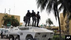 UN tanks secure Abidjian's Golf Hotel, where new Ivorian President Alassane Ouattara set his headquarters, 8 Dec 2010