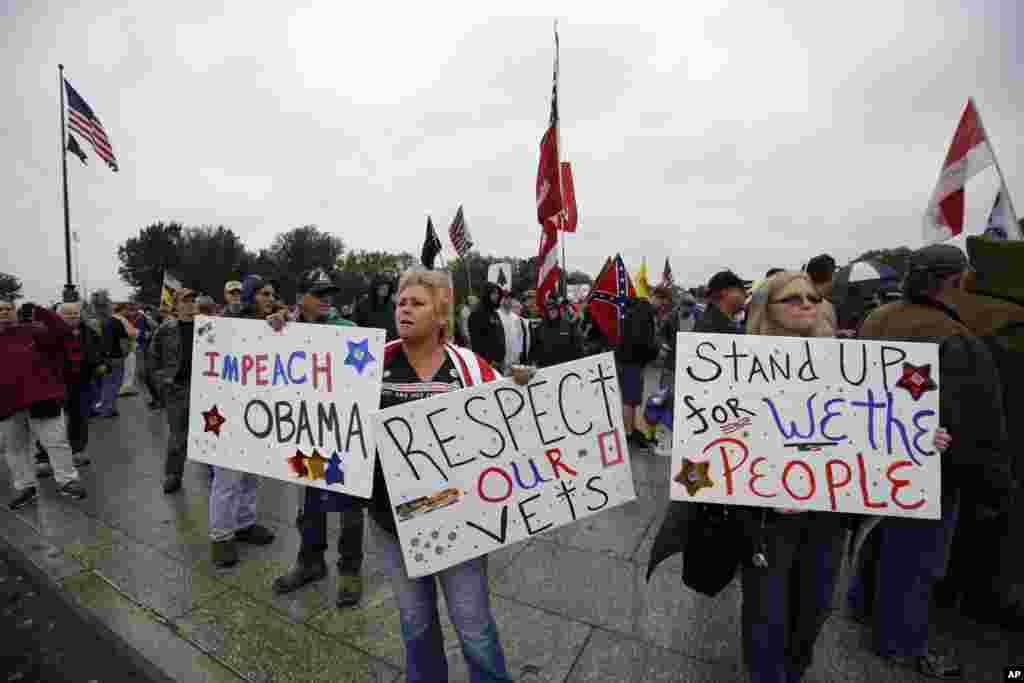 Los manifestantes marchan frente al Monumento en honor a los combatientes de la Segunda Guerra Mundial en Washington.