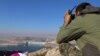 Chiến binh Syria quan sát từ một vị trí trên đỉnh núi Annan nhìn ra Đập Tishrin ở phía nam Kobani