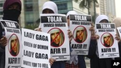 Warga Muslim berunjuk rasa menentang konser Lady Gaga yang akan digelar 3 Juni 2012 di Jakarta, Indonesia (24/5). 