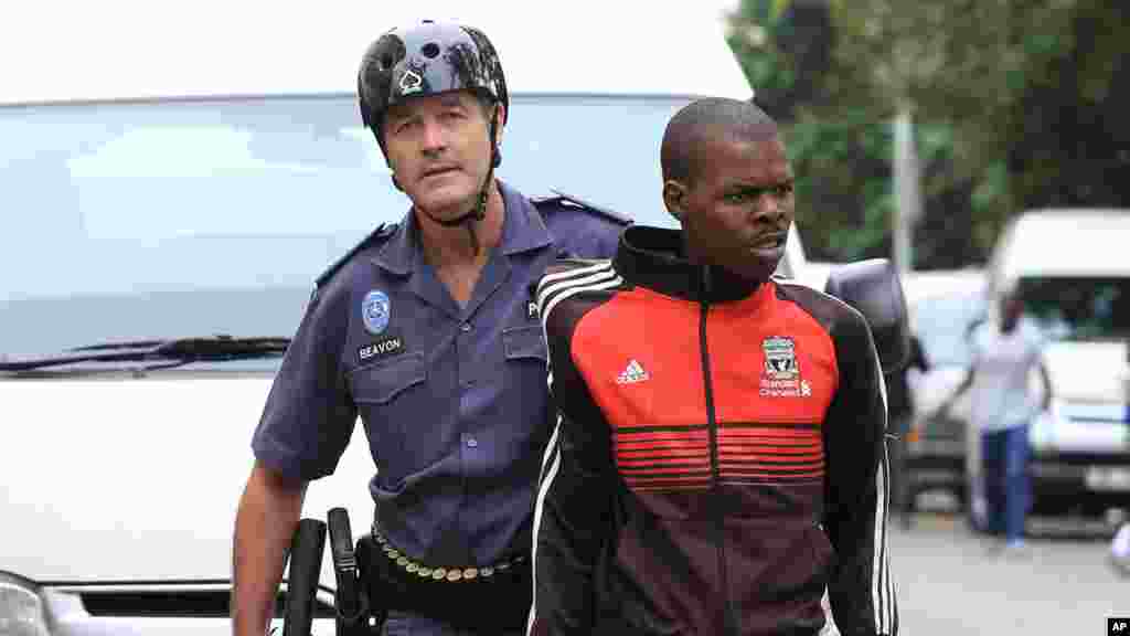 Un jeune homme est arrêté pour des raisons inconnues au cours d&rsquo;une marche contre la xénophobie à Durban, Afrique du Sud, jeudi 16 avril 2015.