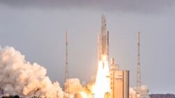 25일 프랑스령 기아나의 우주센터에서 제임스웹 우주망원경을 실은 아리안 5호 로켓이 발사되고 있다.