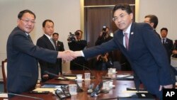 Wakil Menteri Perhubungan Korea Utara Kim Yun Hyok (kiri) dan Wakil Menteri Perhubungan Korsel Kim Jeong-ryeol ketika membahas proyek jalan kereta api kedua Korea di Panmunjom, Korea Selatan 26 Juni lalu (foto: dok). 