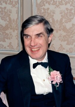 Ông Neil Sheehan khi 52 tuổi (năm 1988), tại lễ nhận một giải thưởng về sách.
