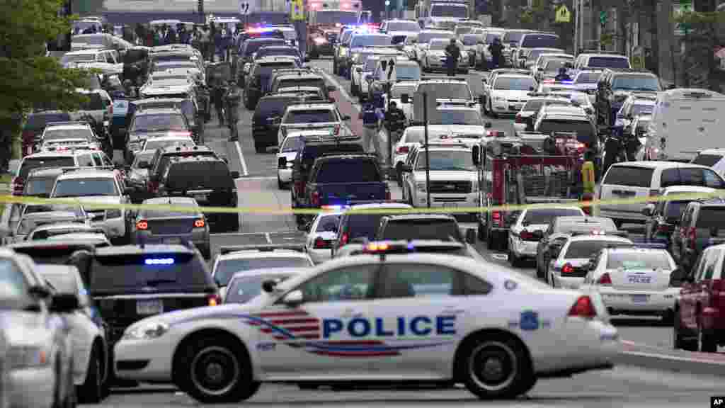 Des véhicules de la police ont bloqué la route dans le quartier de Navy Yard à Washington, jeudi, après des appels faisant état d&#39;un tireur embusqué qui n&#39;a pas été retrouvé, le 2 Juillet 2015.